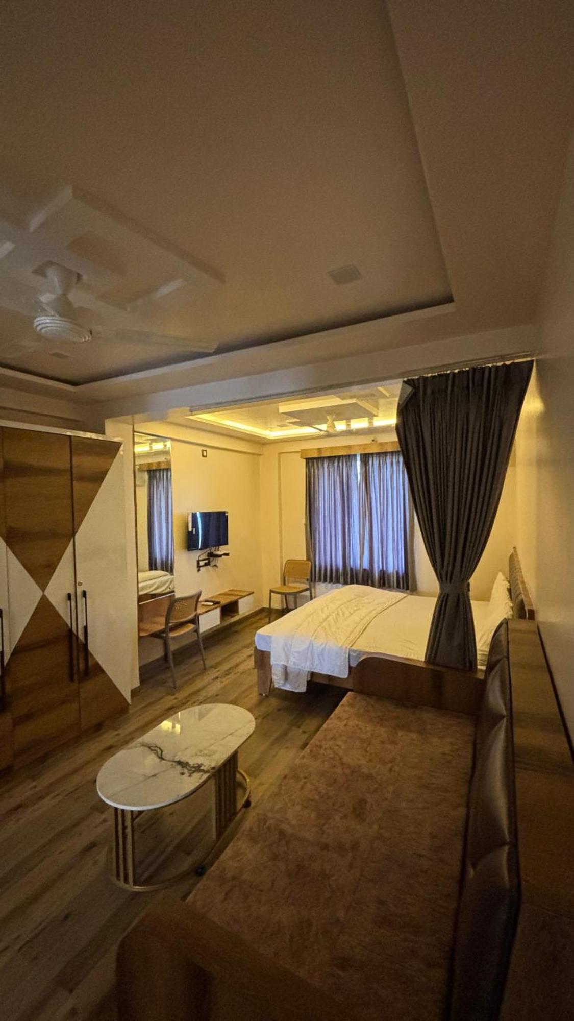 Royal Pure Veg Restaurant And Lodging Hotel Ambegaon Eksteriør billede