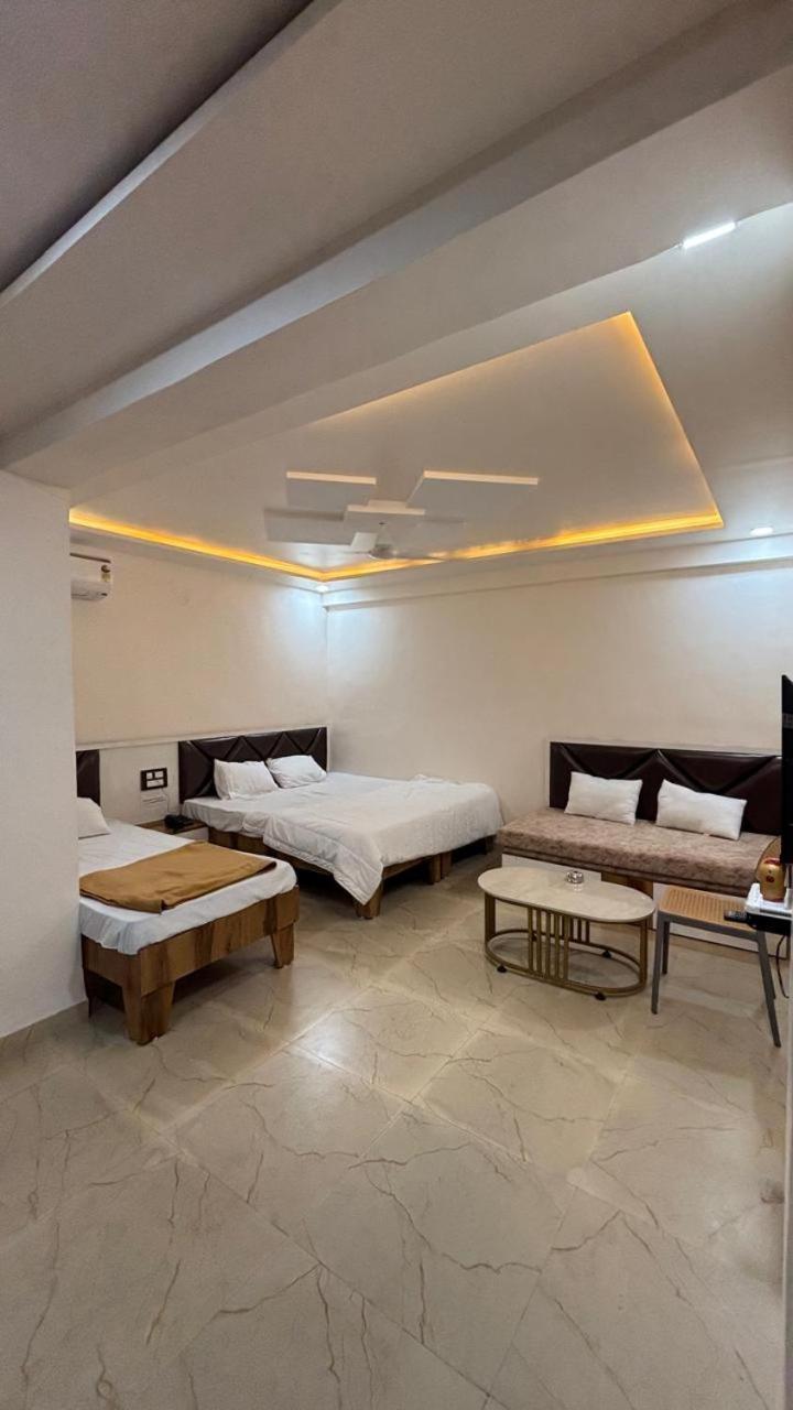 Royal Pure Veg Restaurant And Lodging Hotel Ambegaon Eksteriør billede